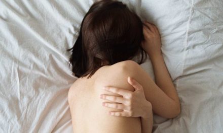 Votre épaule gauche vous fait mal quand vous dormez? On vous dit pourquoi