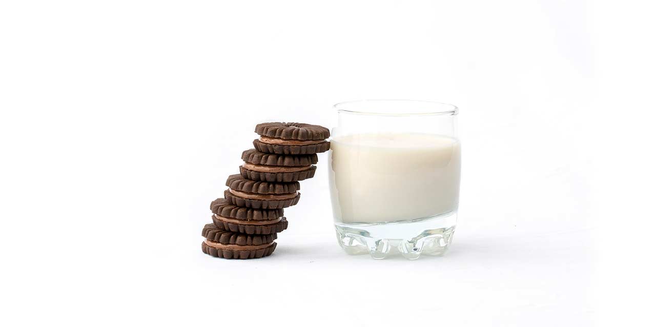 biscuits au chocolat posé sur un verre de lait