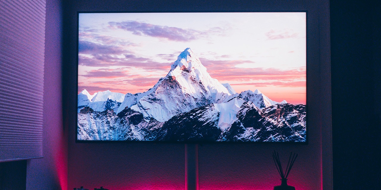 télévision avec montagnes enneigées