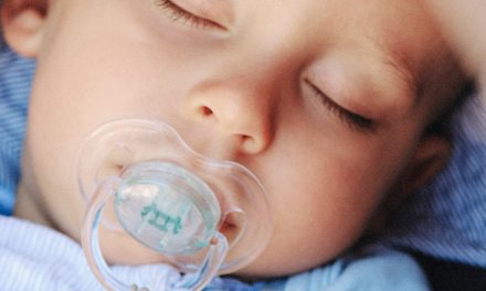 Est-il bon pour un nouveau-né de dormir avec une tétine ?