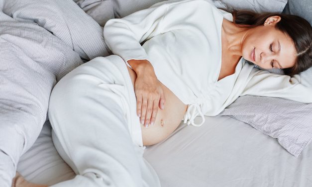 Les problèmes de dormir sur le ventre pendant la grossesse