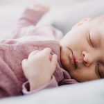 Comment un nouveau-né doit-il dormir