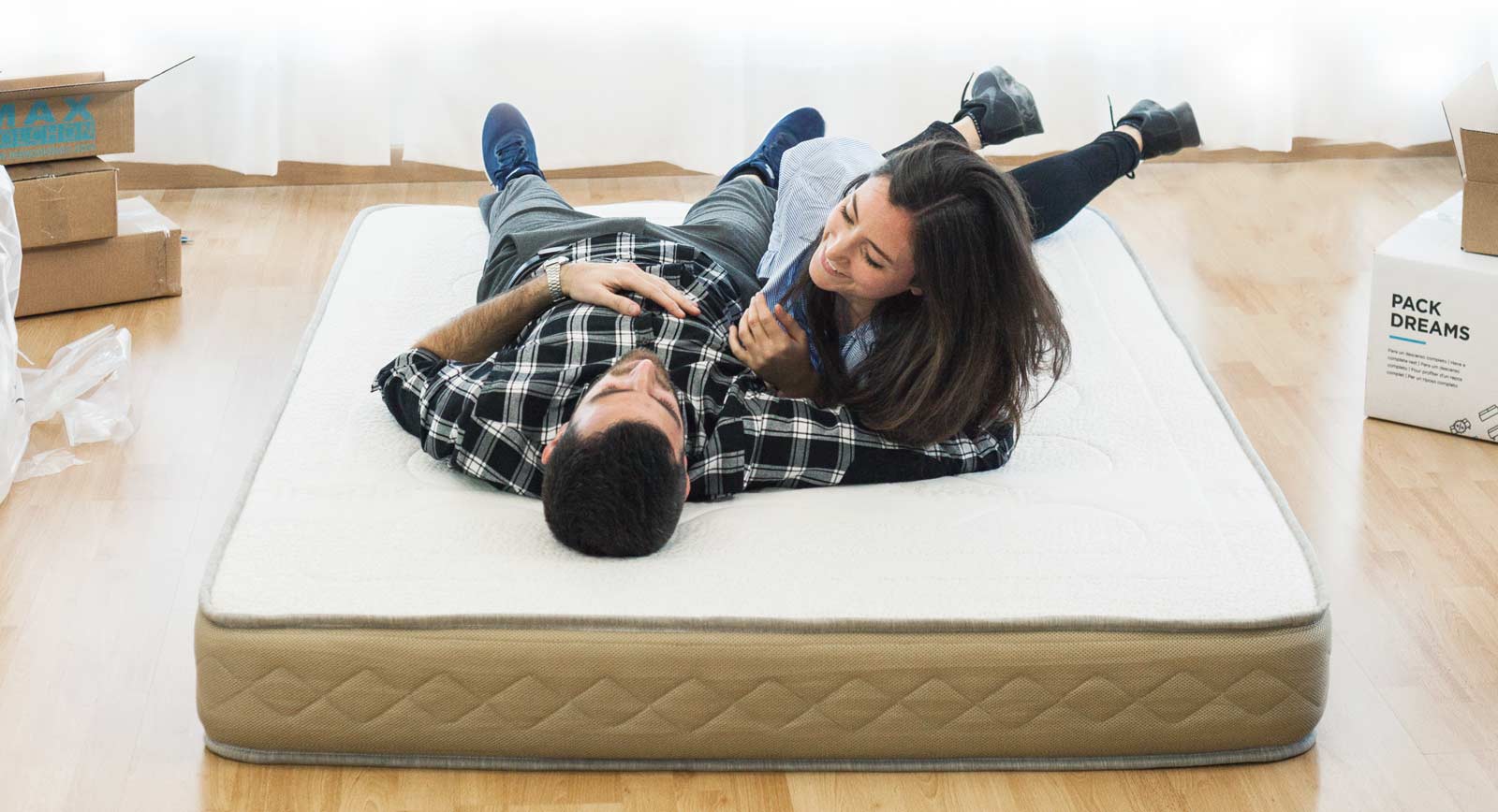 pareja jugando en colchón de muelles
