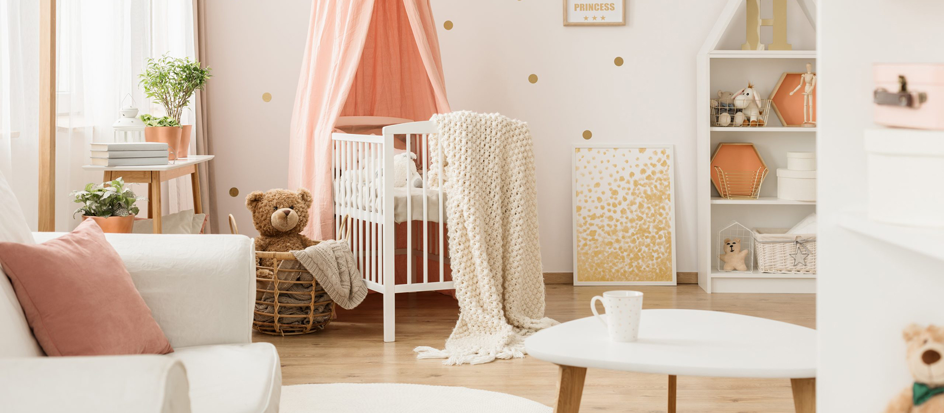 Habitación infantil con cuna