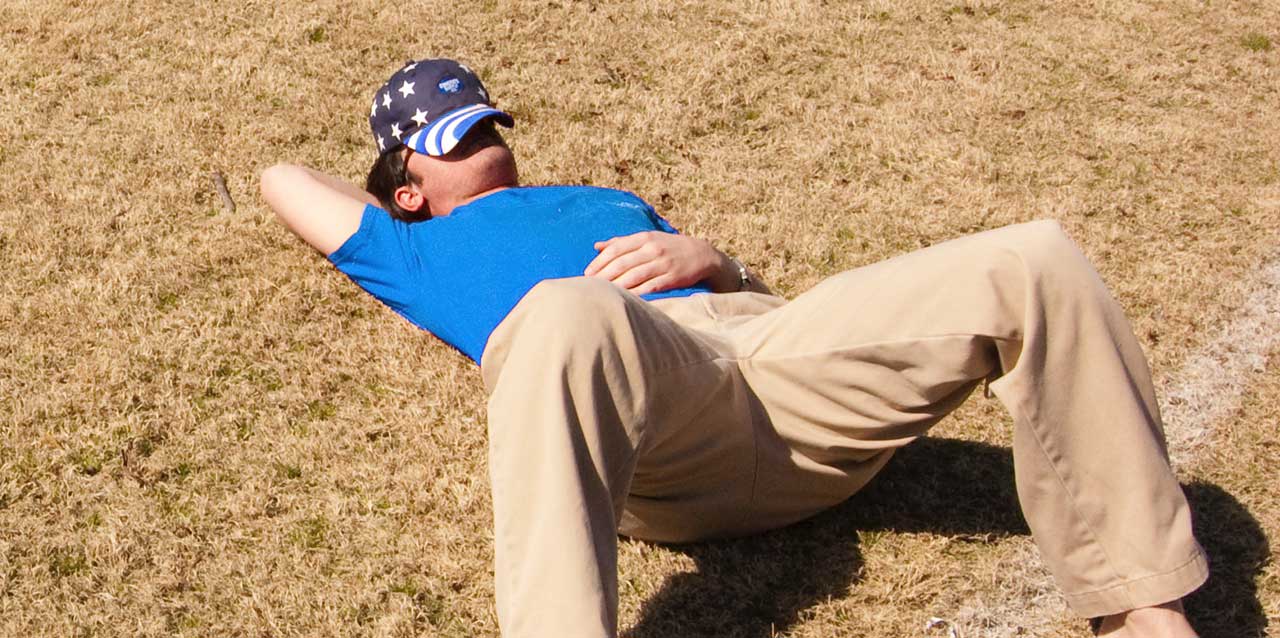hombre durmiendo con gorra en la cabeza hombre durmiendo con gorra en la cabeza