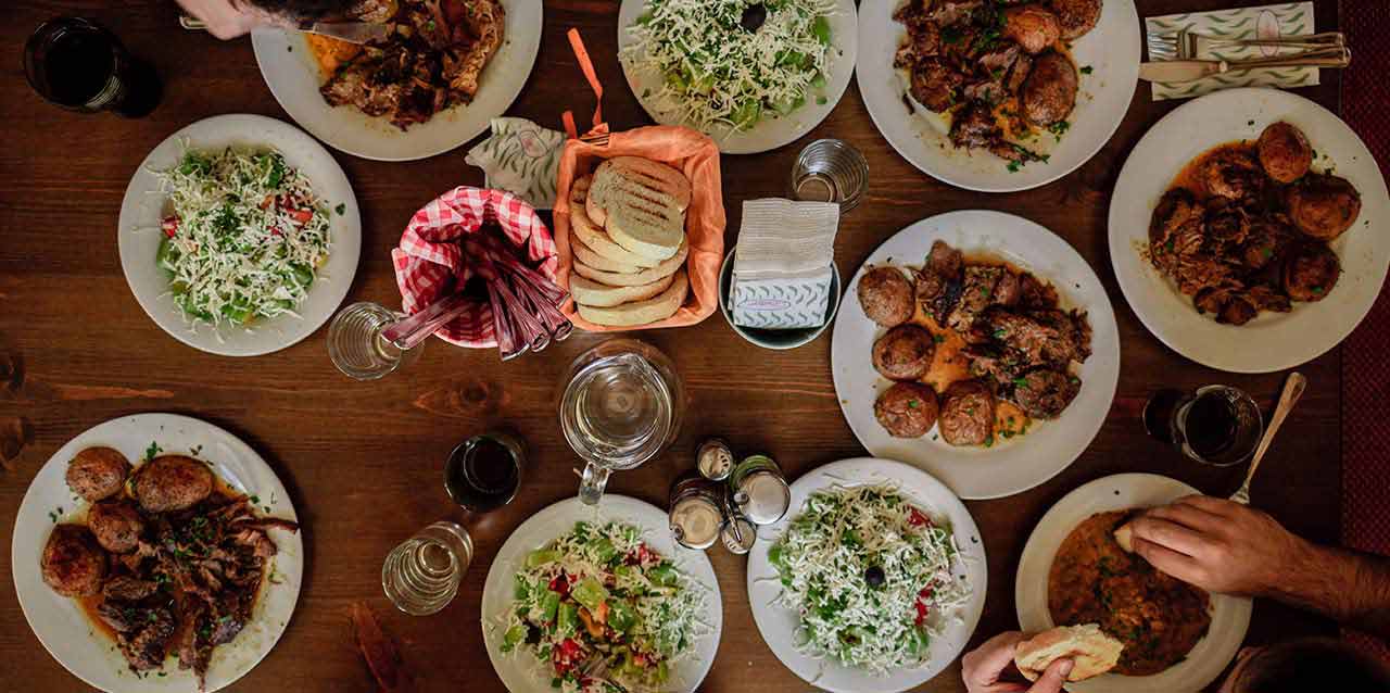 mesa con comida abundante