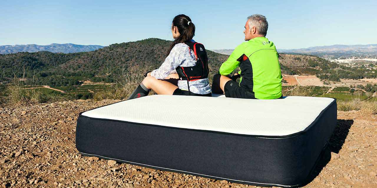 pareja en montaña sentada en colchón pareja en montaña sentada en colchón