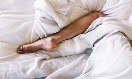 ¿Dormir con una pierna fuera mejora el descanso?