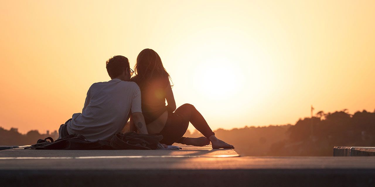 pareja en atardecer