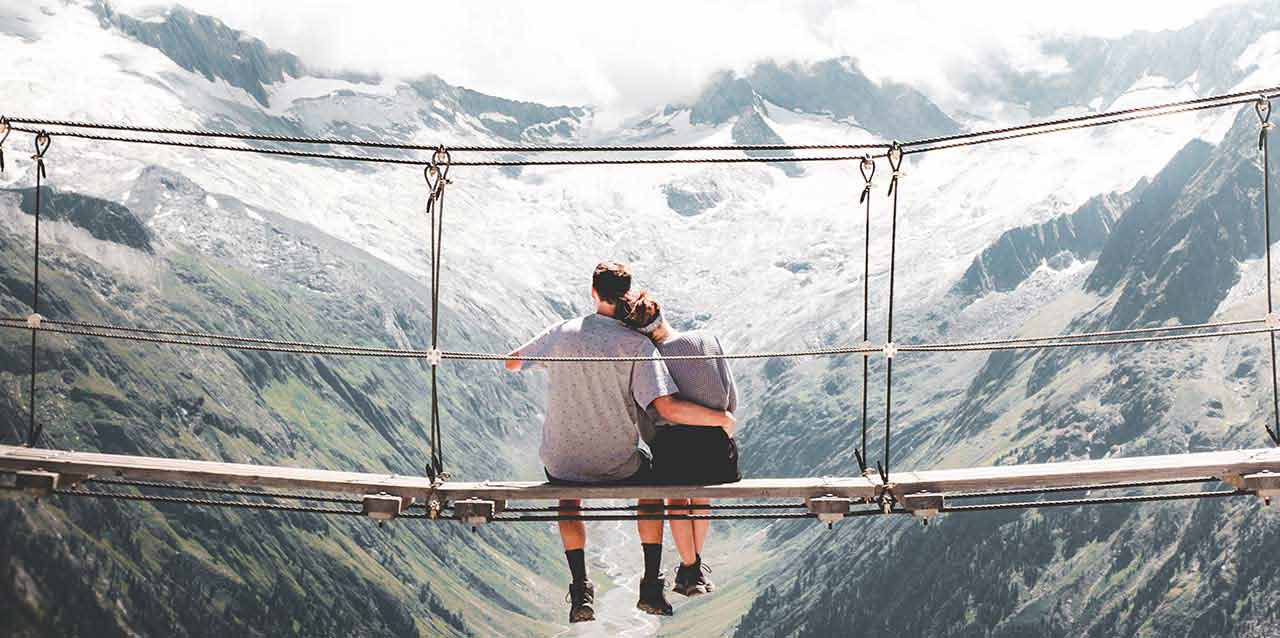 pareja en puente de madera