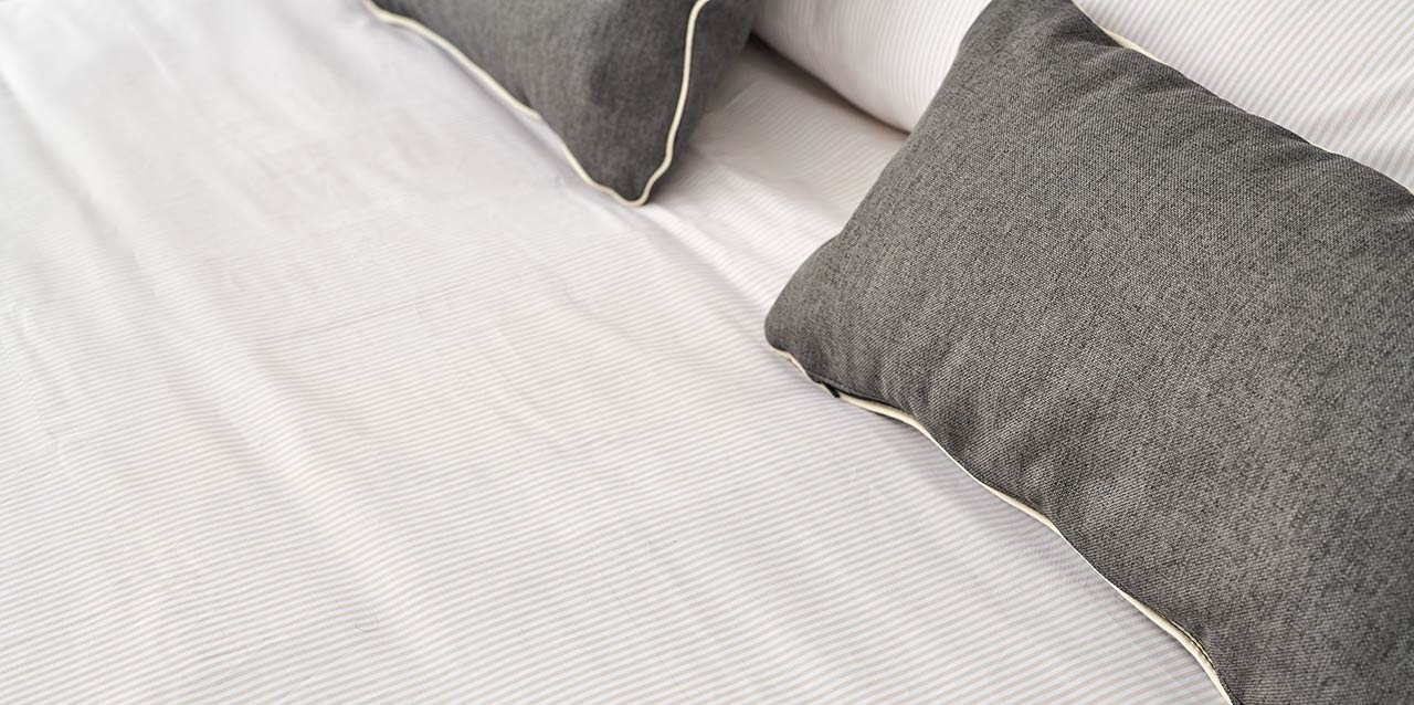 almohadas grises en colchón