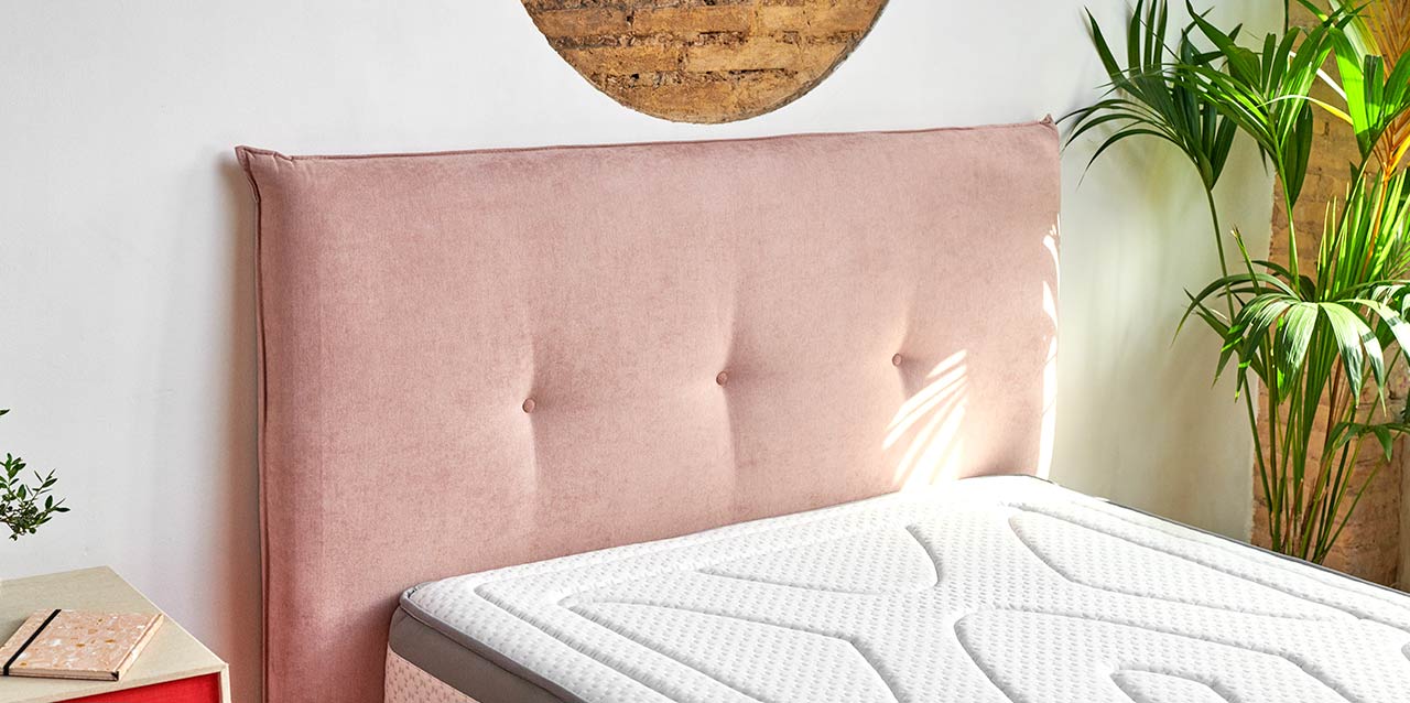 colchón con cabecero tapizado rosa