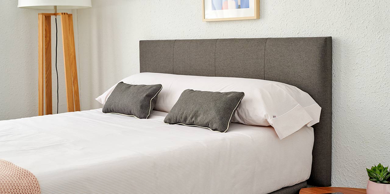 colchón con almohadas individuales grises