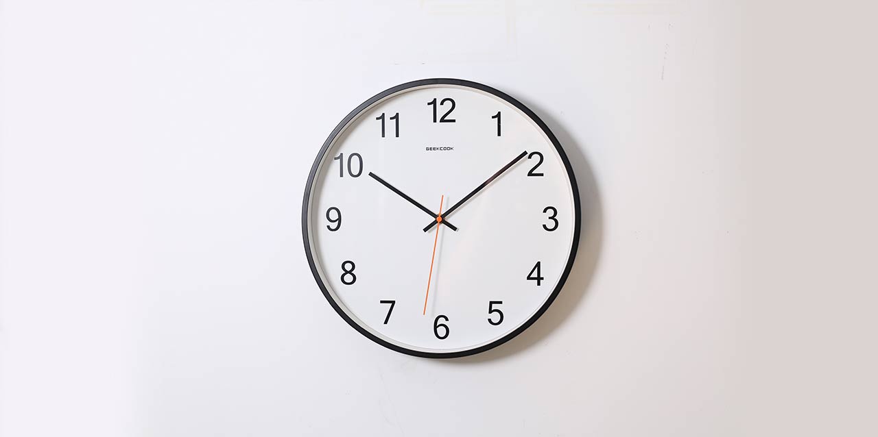 reloj analógico en pared blanca