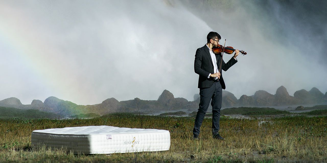 violinista junto a colchón artesanal violinista junto a colchón artesanal
