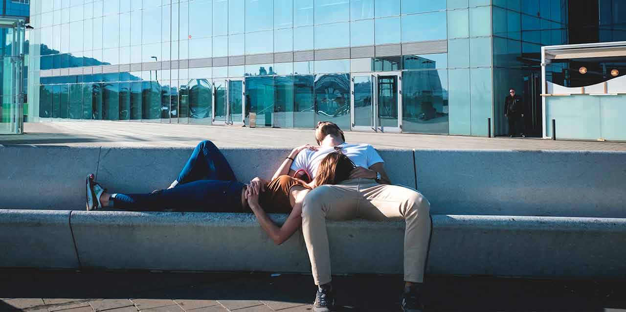 pareja durmiendo en banco de piedra pareja durmiendo en banco de piedra
