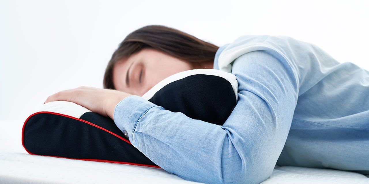 mujer tumbada de lado en almohada viscoelástica