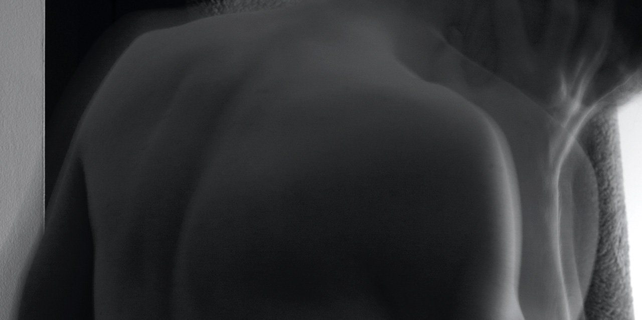 hombre borroso en blanco y negro