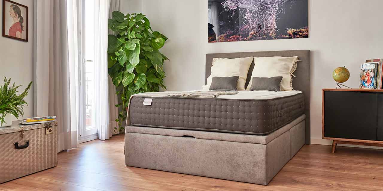colchón de muelles ensacados en habitación con plantas