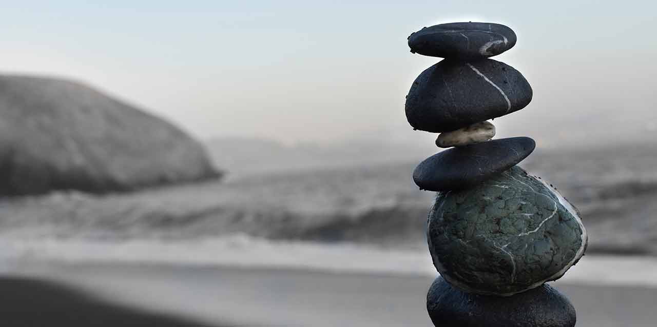 torre de piedras lisas en playa
