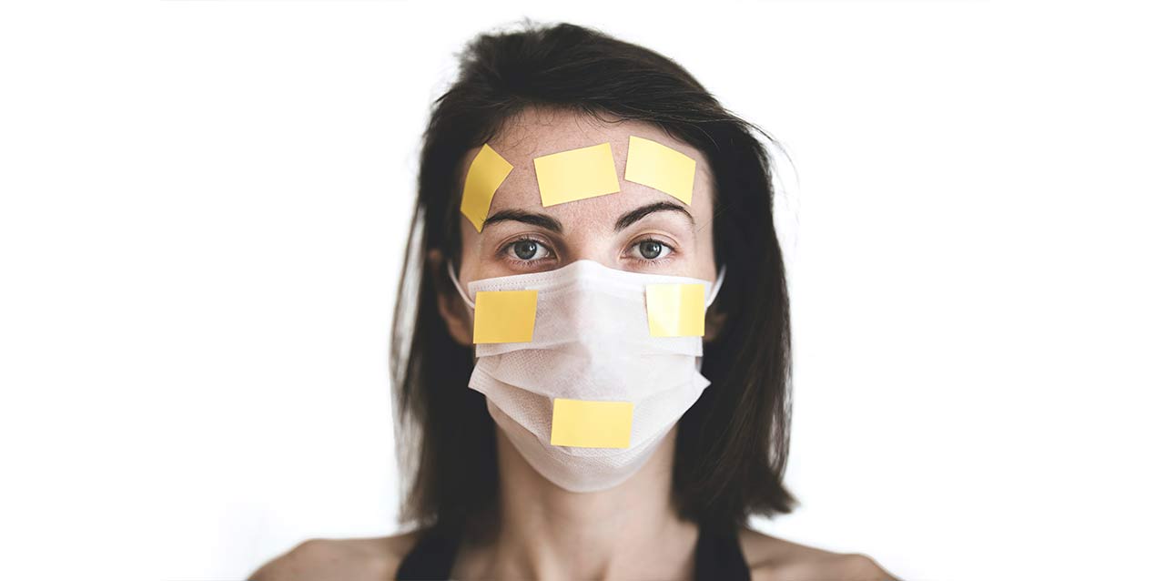 mujer con mascarillas y post its en la cara