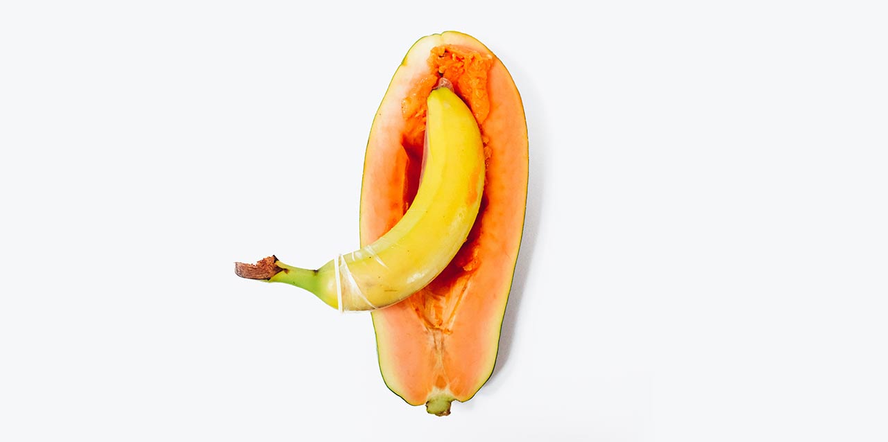 plátano con condón en papaya