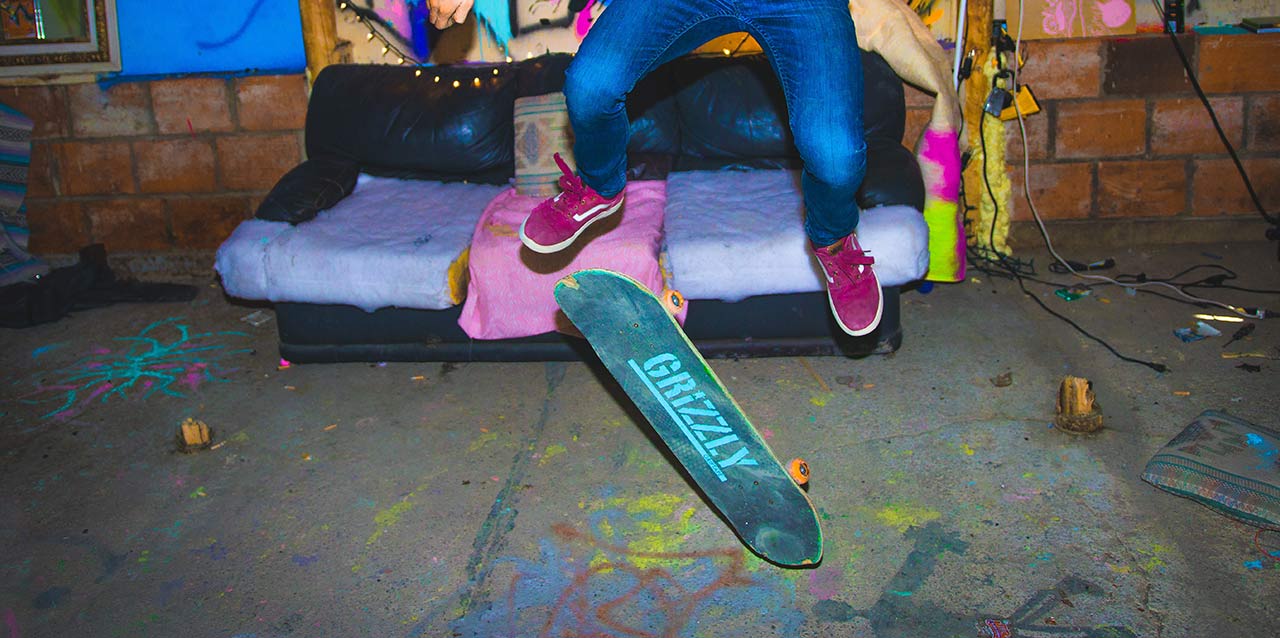 persona haciendo un truco con skate grizzly