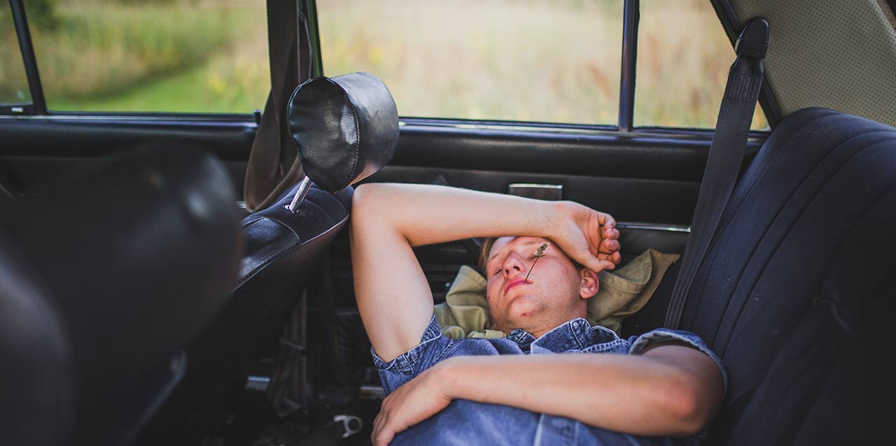 Hombbre durmiendo en el coche