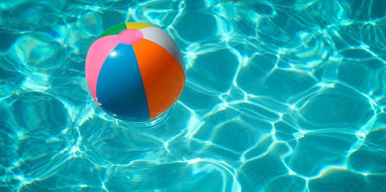 pelota de agua en piscina