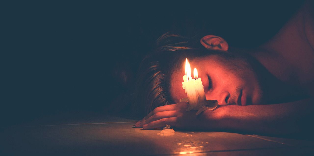 chico durmiendo con velas en la mano chico durmiendo con velas en la mano