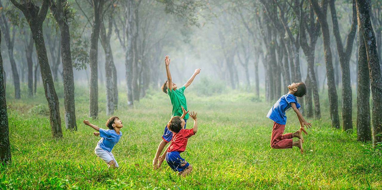 niños en el campo saltando descalzos