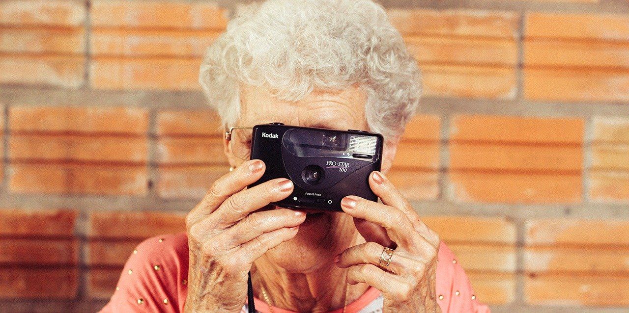anciana con cámara de fotos