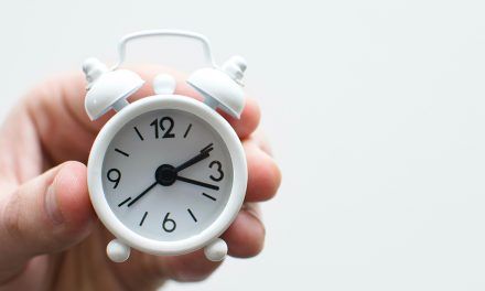 Pros y contras de retrasar la alarma por la mañana