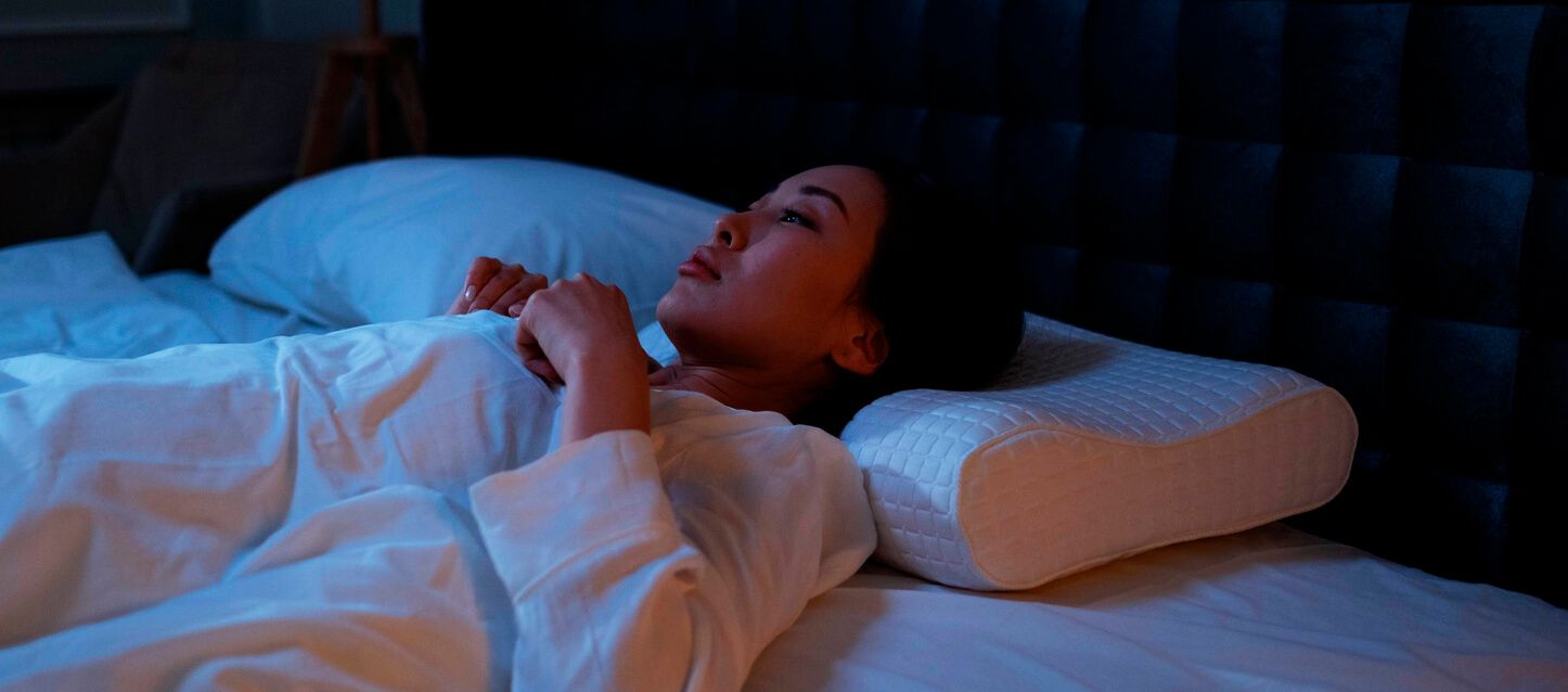 mujer tumbada sobre la cama mujer tumbada sobre la cama