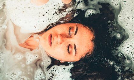 Dormir con el pelo mojado: ¿Sí o no?