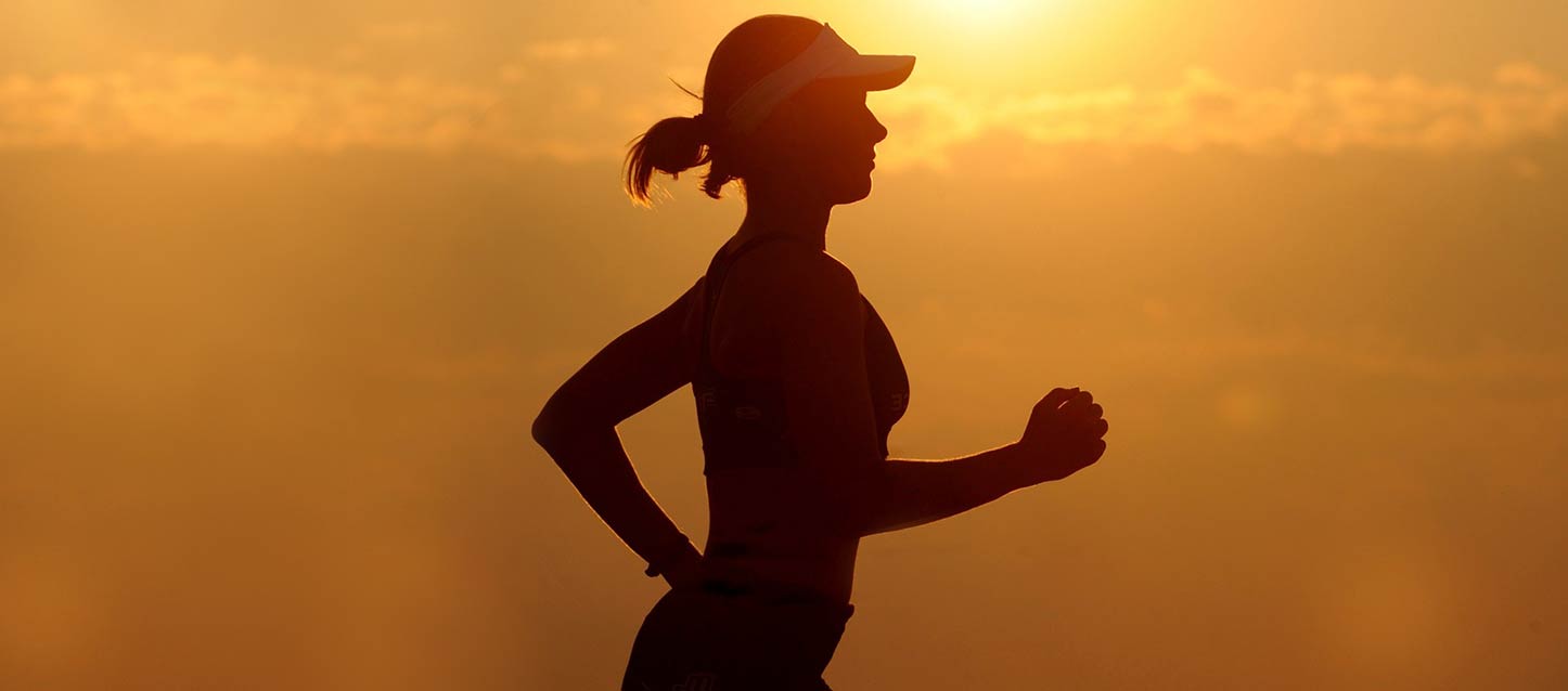 no puedo correr en los sueños chica con outfit de running con visera blanca corriendo al atardecer