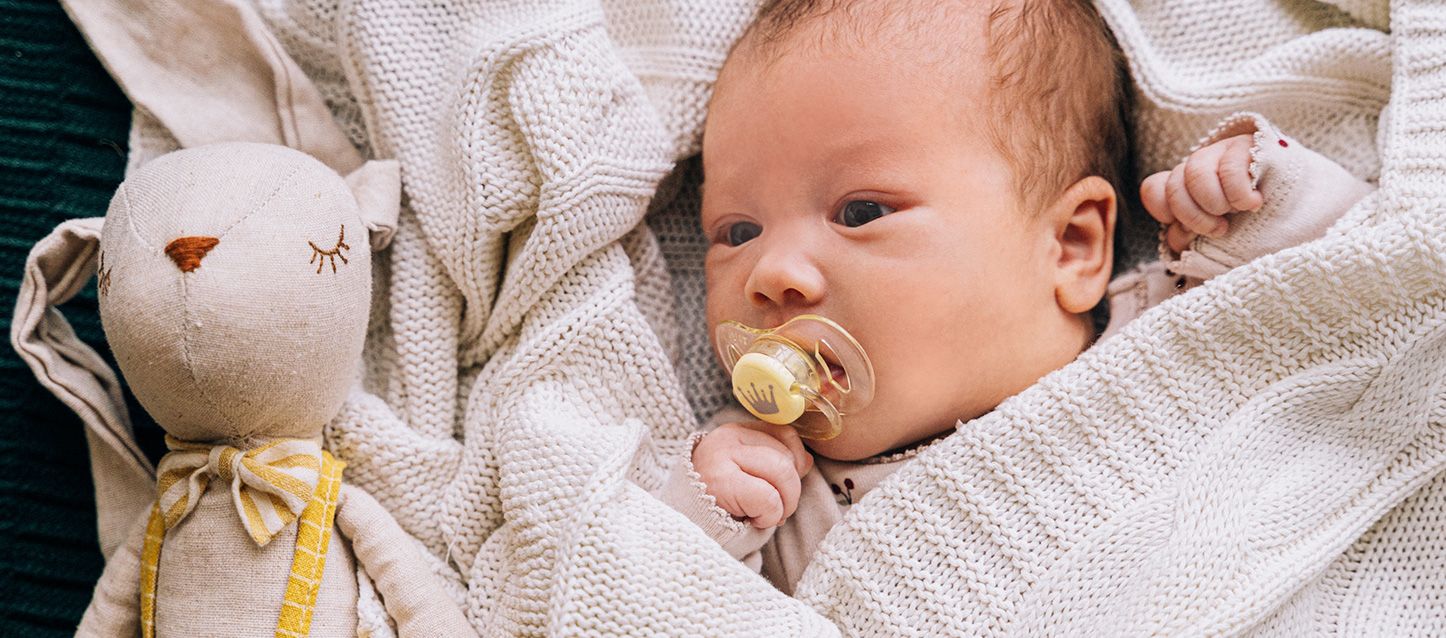 ¿Es bueno que un recién nacido duerma con chupete?