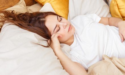 3 posturas para dormir con dolor de regla