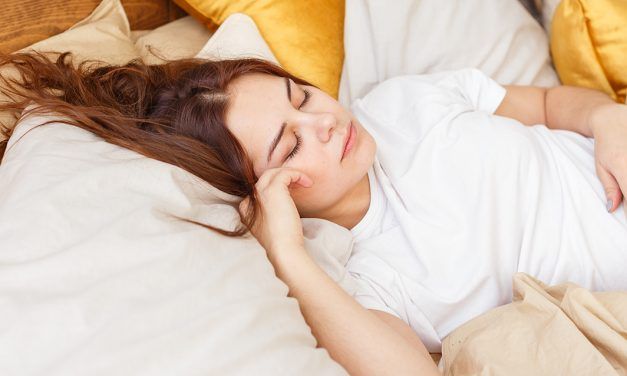 3 posturas para dormir con dolor de regla