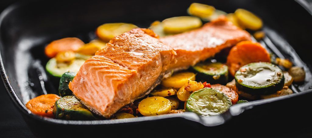 cenas para el verano filete de salmón y verduras en un grill