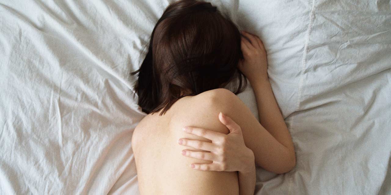 O seu ombro esquerdo dói quando dorme? Nós dizemos-lhe porquê