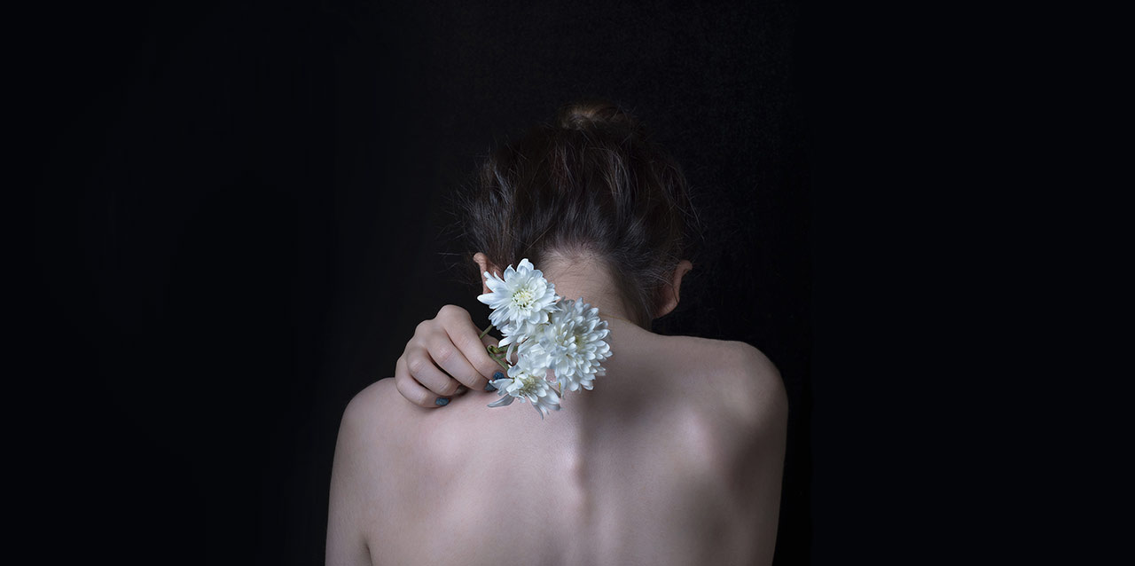 rapariga de costas com flores na mão