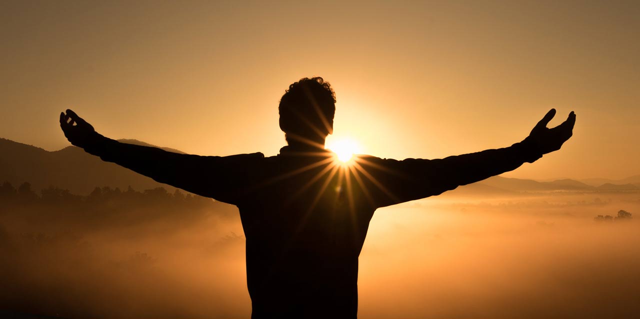 silhueta de homem ao amanhecer
