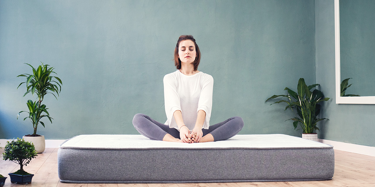 mulher a meditar em colchão de viscoelástica