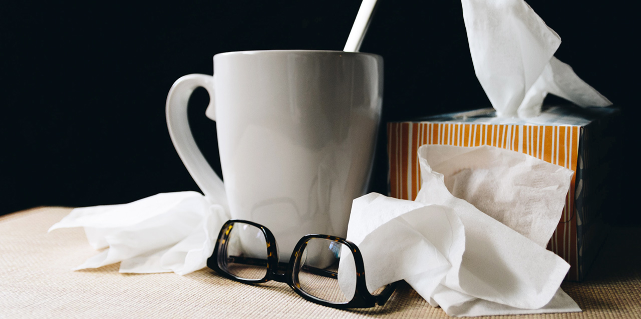 chávena de café e lenços de papel