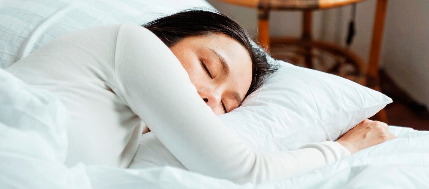 Que significa dormir enroscado?