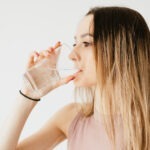 É bom beber água antes de ir dormir?